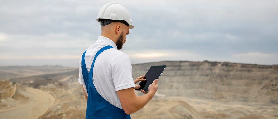 فريق هندسي متخصص في الاستشارات الهندسية يقوم بتحليل عينات التربة وإعداد تقرير دراسة التربة لضمان استقرار المبنى والامتثال لمتطلبات البناء في السعودية