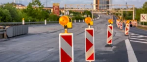 جمع وتحليل بيانات الحركة المرورية باستخدام تقنيات العد المروري والنماذج الهندسية لتقييم تأثير المشاريع على شبكة الطرق.